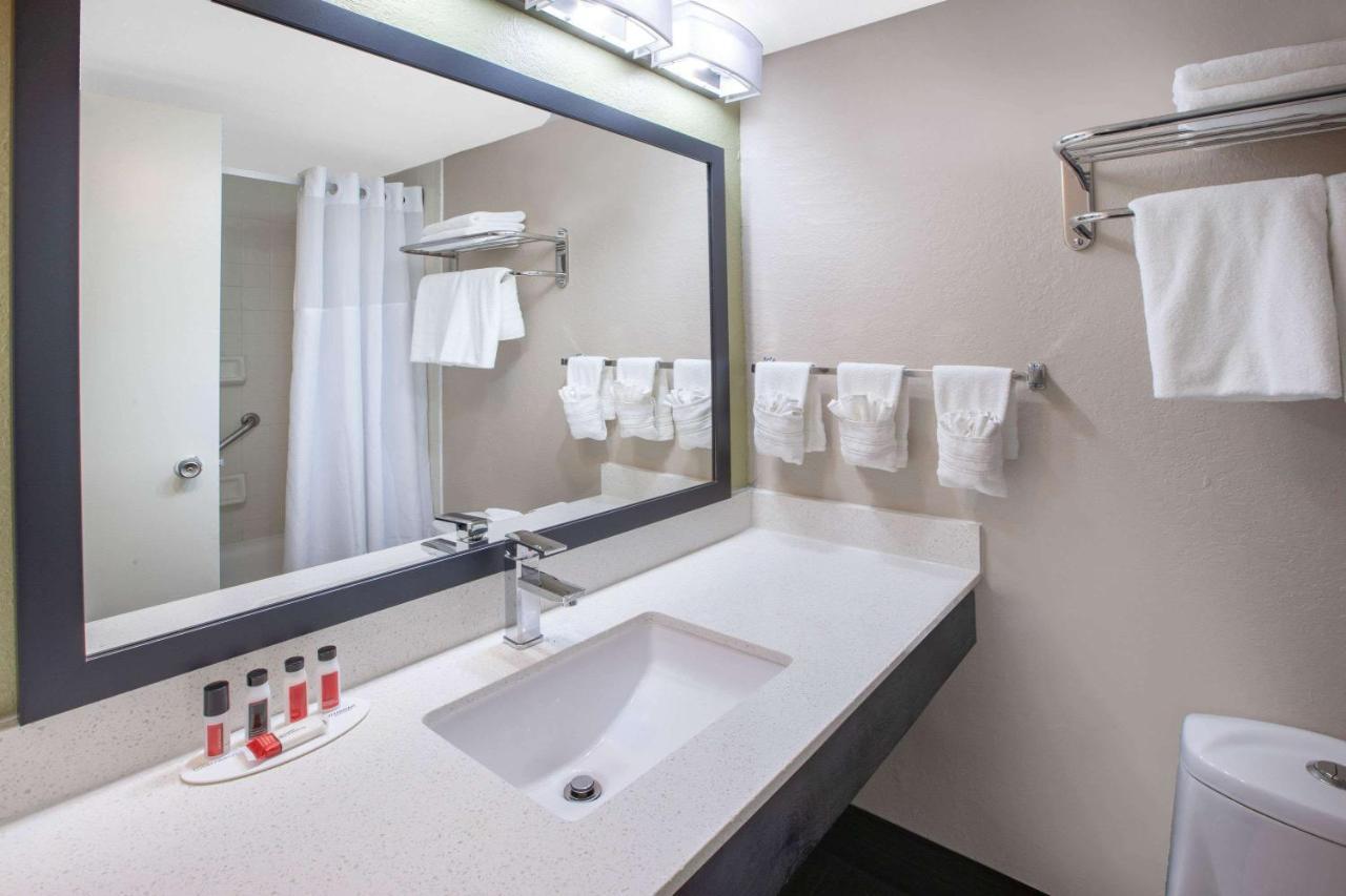 Baymont By Wyndham Grand Rapids Near Downtown Hotell Wyoming Exteriör bild