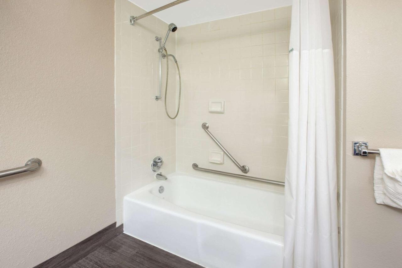 Baymont By Wyndham Grand Rapids Near Downtown Hotell Wyoming Exteriör bild